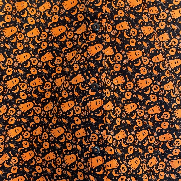 ❤️ 5/$15 Halloween shirt - Picture 2 of 3